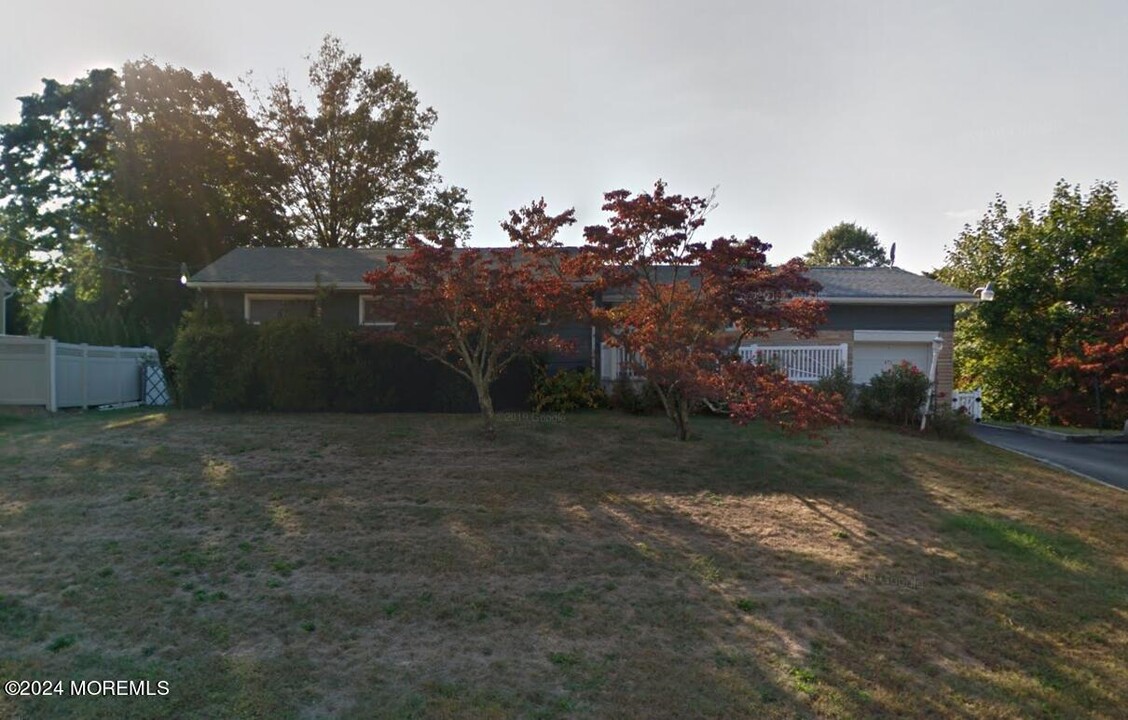 872 Red Oaks Dr in Long Branch, NJ - Building Photo