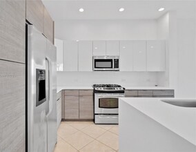 3055 NW 126th Ave in Sunrise, FL - Foto de edificio - Building Photo