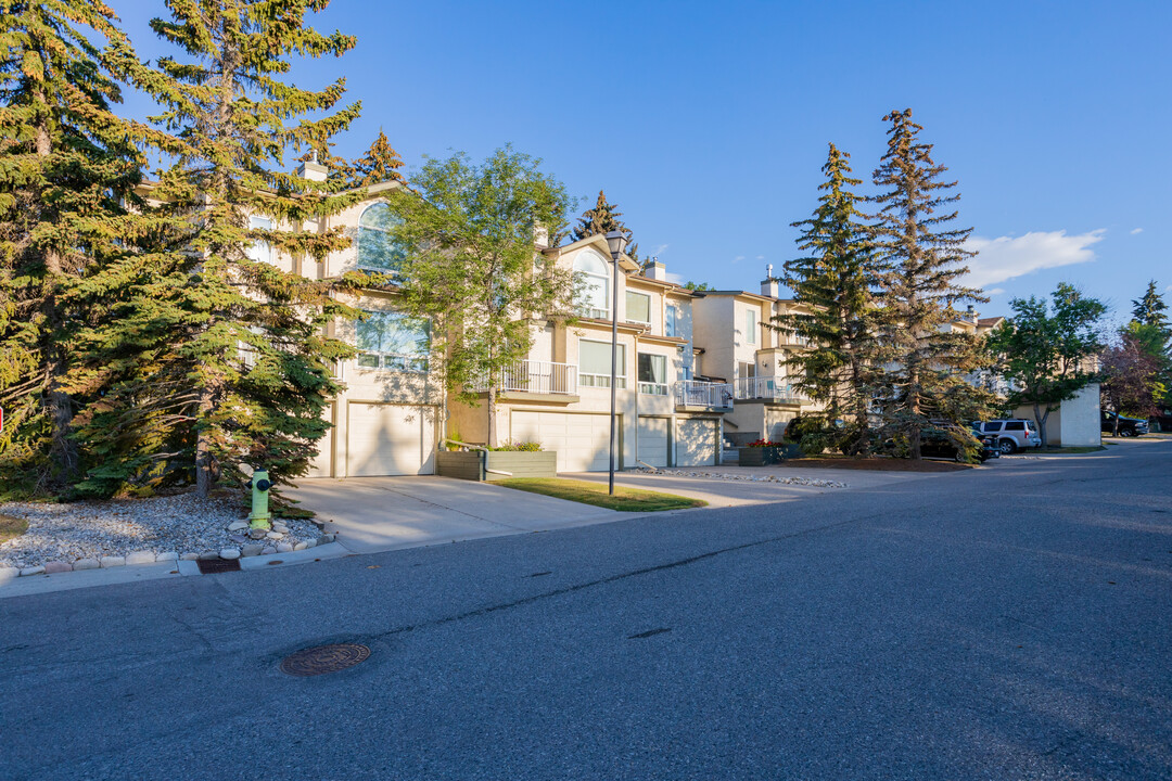 106 Strathlorne Mews SW in Calgary, AB - Building Photo