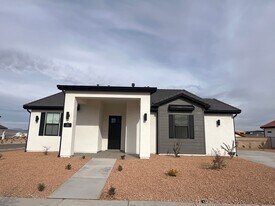 702 Cedar Hl Dr in Saint George, UT - Building Photo