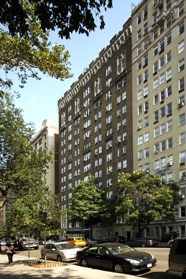 25 W 81st St in New York, NY - Building Photo - Building Photo