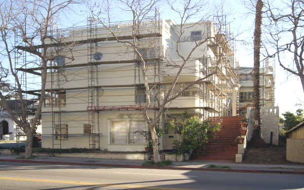 590 N Rossmore Ave in Los Angeles, CA - Foto de edificio