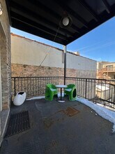 1342 N Claremont Ave, Unit 2R in Chicago, IL - Foto de edificio - Building Photo
