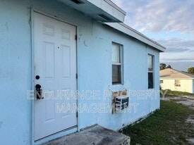 1125 W 28th St in Riviera Beach, FL - Building Photo
