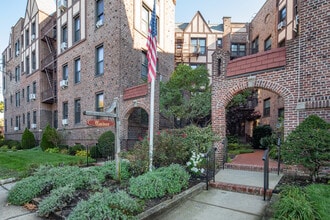 Rockville Tudor Apt. Corp. in Rockville Centre, NY - Foto de edificio - Building Photo