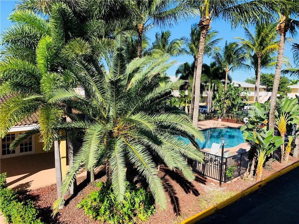 4051 NE 13th Ave, Unit 71-3 in Oakland Park, FL - Building Photo