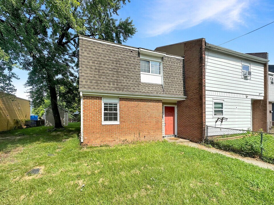 1402 Mechanicsville Tpke in Richmond, VA - Building Photo