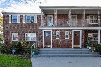 Laurelton Gardens in Rosedale, NY - Building Photo - Building Photo