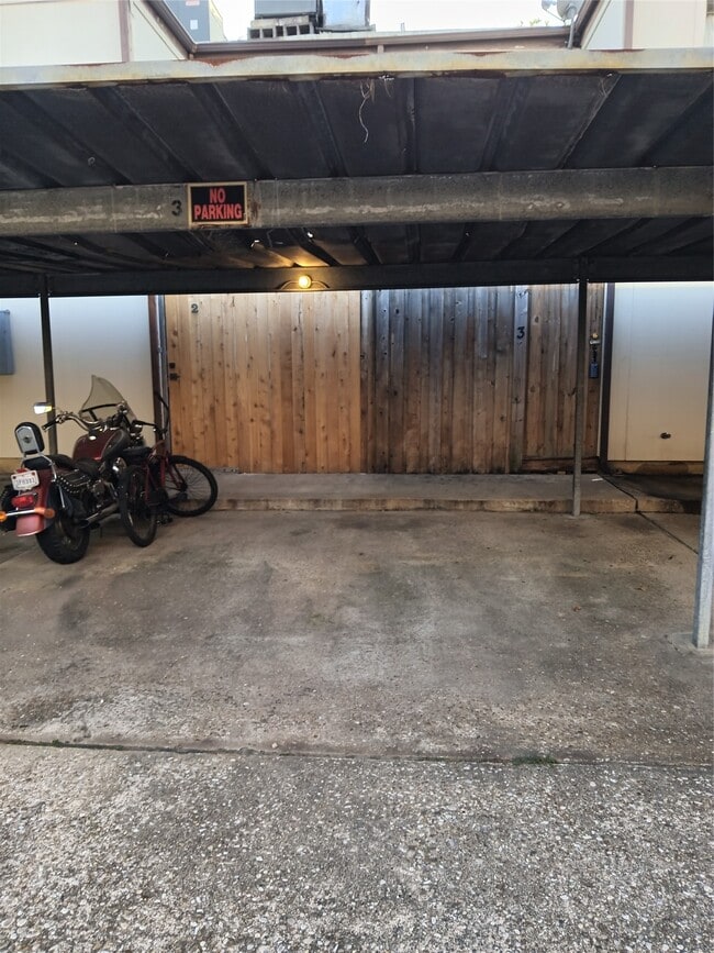 17210 Imperial Valley Dr in Houston, TX - Building Photo - Building Photo