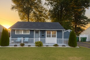 37 Crescent Rd in Edison, NJ - Building Photo