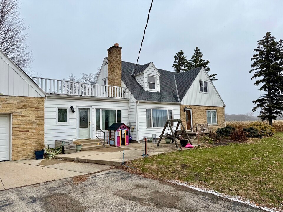 21834 Northcape St in Union Grove, WI - Building Photo