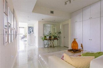 3340 NE 190th St, Unit 1101 in Miami, FL - Building Photo - Building Photo