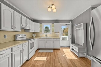 23 Holten Ave in Newport, RI - Building Photo - Building Photo