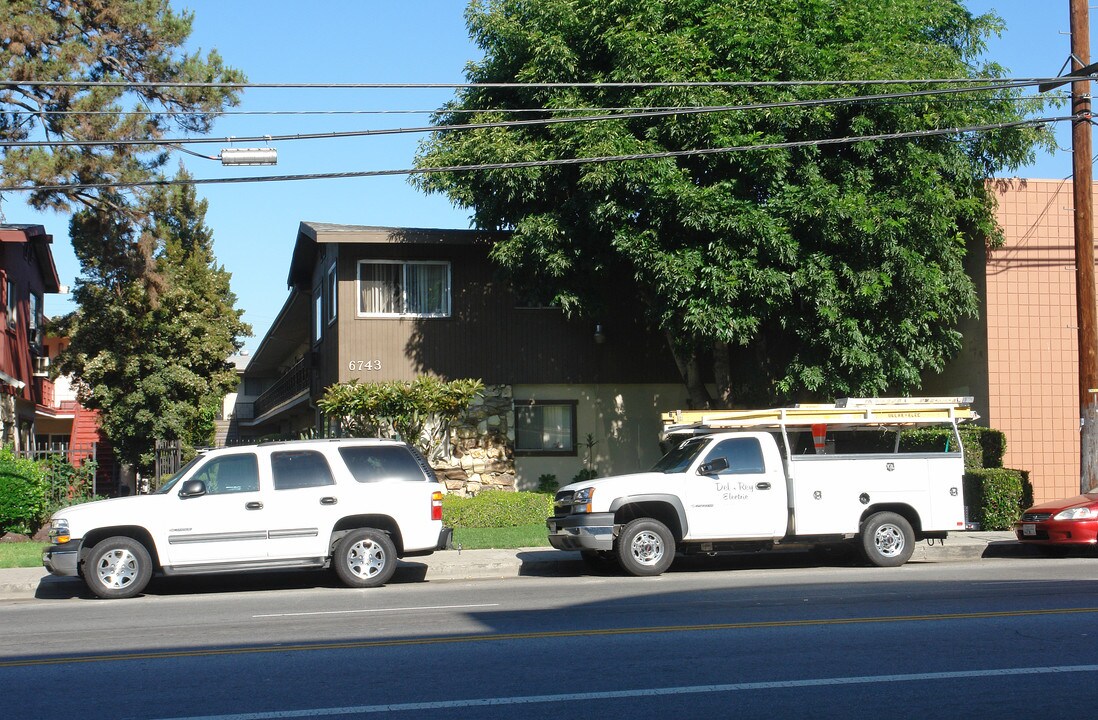 6743 Whitsett Ave in North Hollywood, CA - Foto de edificio