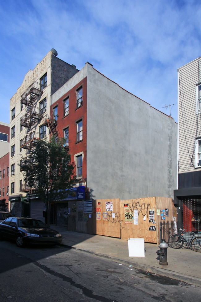 312 Bedford Ave in Brooklyn, NY - Building Photo - Building Photo