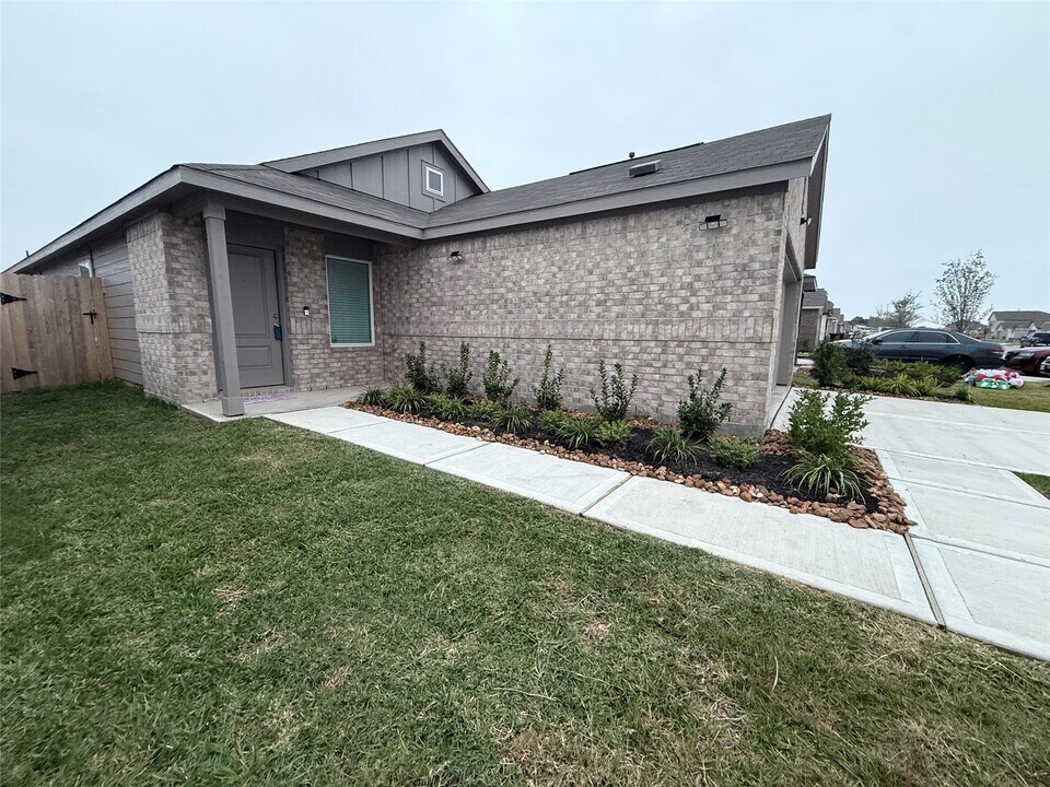 12923 Shells Ln in Barrett, TX - Building Photo
