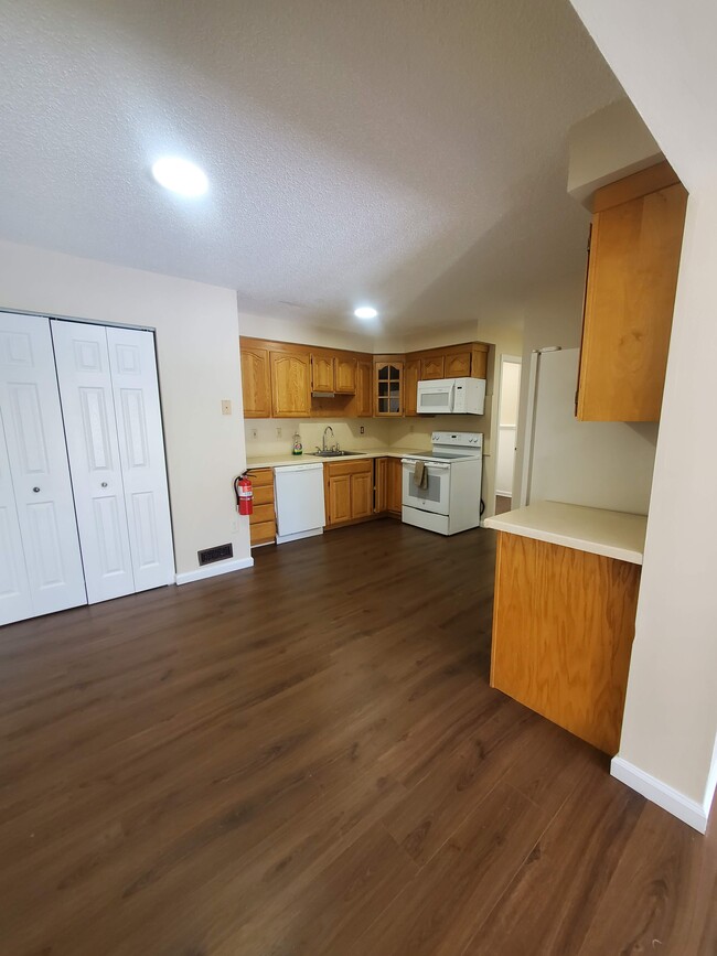 11 Amherst Ct Rentals in Hamburg, NJ