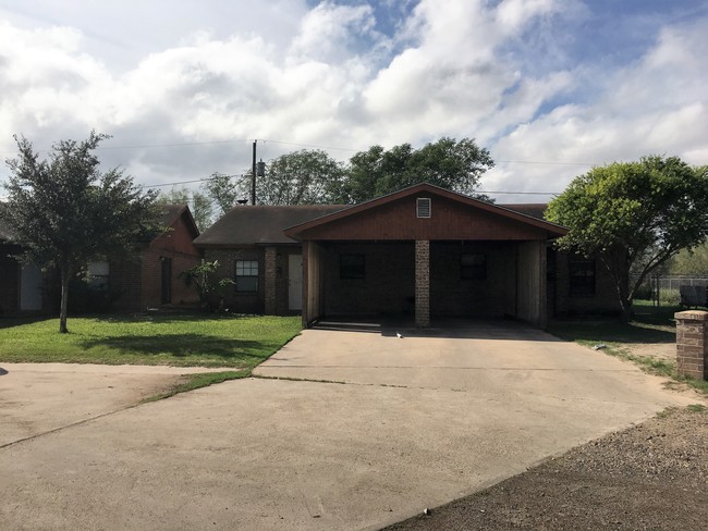 130 S Aguirre St in Rio Grande City, TX - Foto de edificio - Building Photo