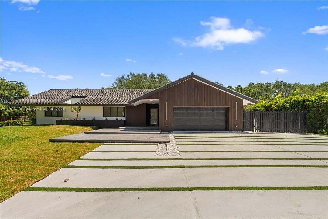 5020 Hawkhurst Ave in Southwest Ranches, FL - Building Photo