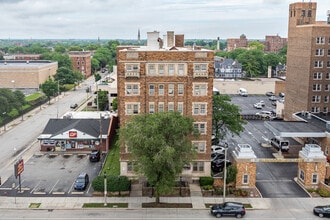 2324 W Wisconsin Avenue in Milwaukee, WI - Building Photo - Building Photo