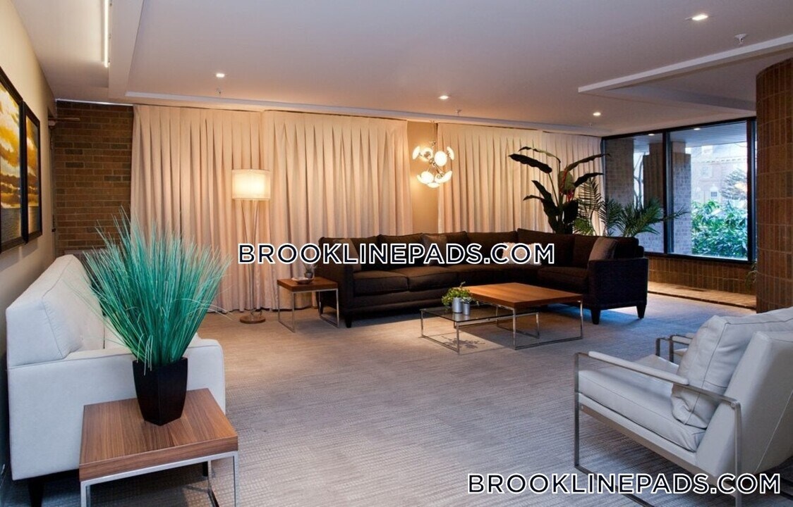 1111 Beacon St in Brookline, MA - Building Photo