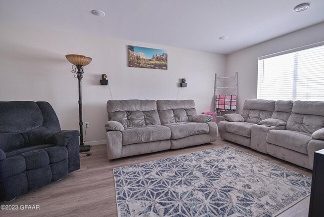 809 Thames Ct in Grand Forks, ND - Foto de edificio - Building Photo