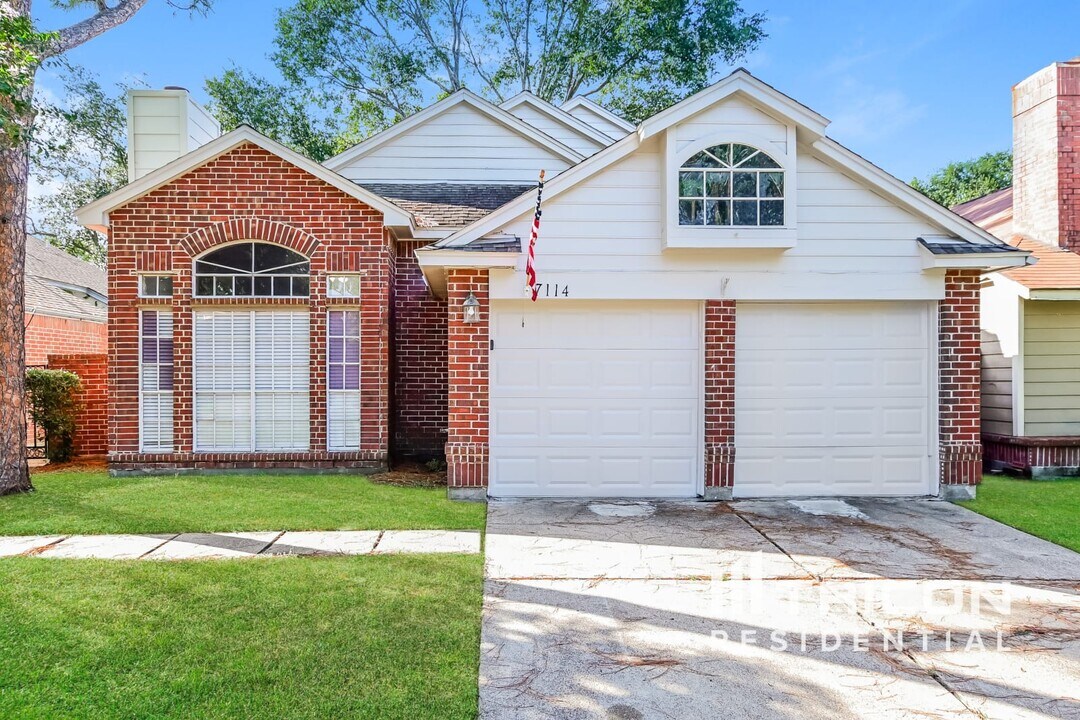 7114 River Garden Dr in Houston, TX - Foto de edificio