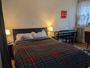 18 Townsend St, Unit Bedroom in 2 Bed app in Waltham, MA - Foto de edificio - Building Photo