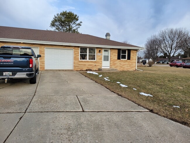 2239 N Huron Dr in Janesville, WI - Building Photo - Building Photo
