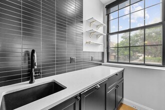 21 Linden St, Unit 310 in Quincy, MA - Foto de edificio - Building Photo