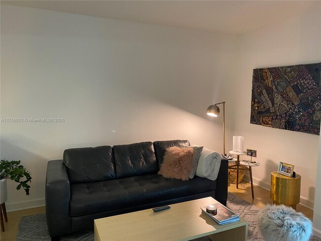 170 SE 14th St, Unit 1706 in Miami, FL - Foto de edificio - Building Photo