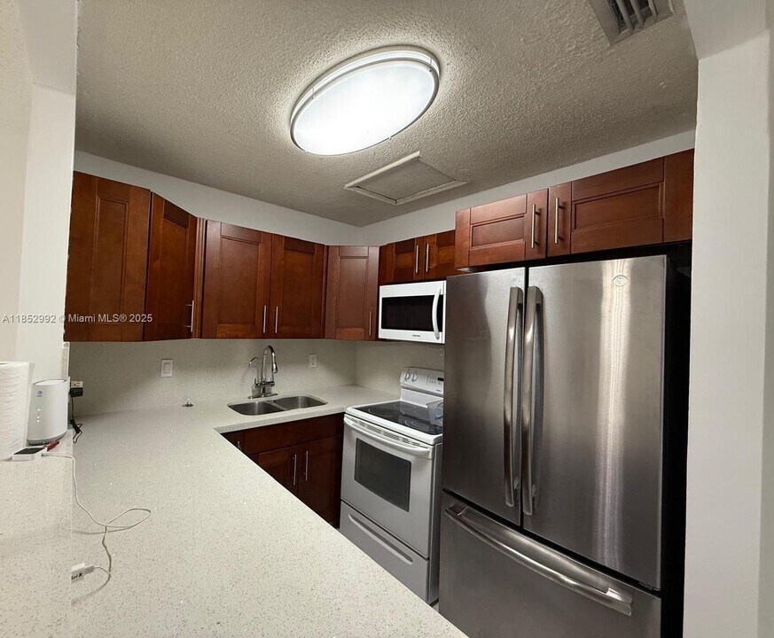 6540 W 26th Dr in Hialeah, FL - Building Photo