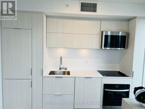 370-370 Martha St in Burlington, ON - Building Photo - Building Photo