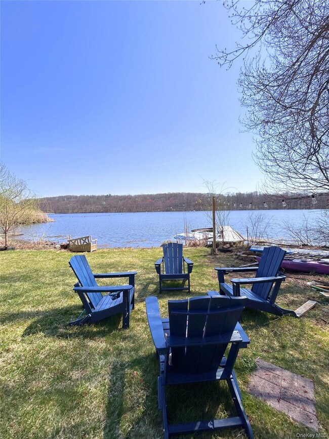 451 E Main St in Jefferson Valley, NY - Building Photo - Building Photo