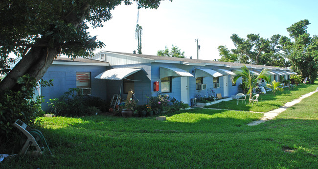 Royal Palm Apartments in Lake Worth, FL - Building Photo - Building Photo