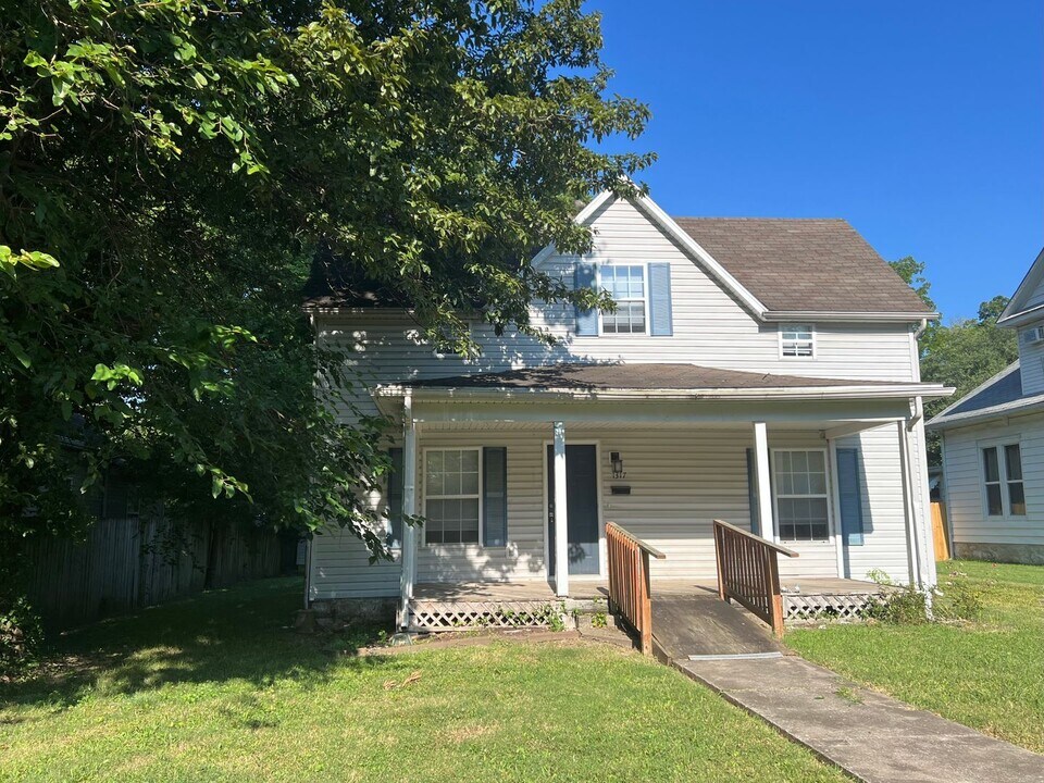 1317 N Sherman Ave in Springfield, MO - Foto de edificio