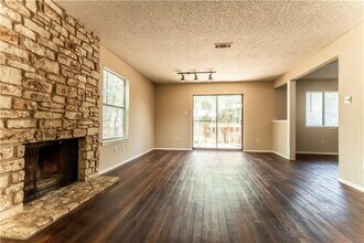 9000 Mountain Ridge Dr in Austin, TX - Building Photo - Building Photo