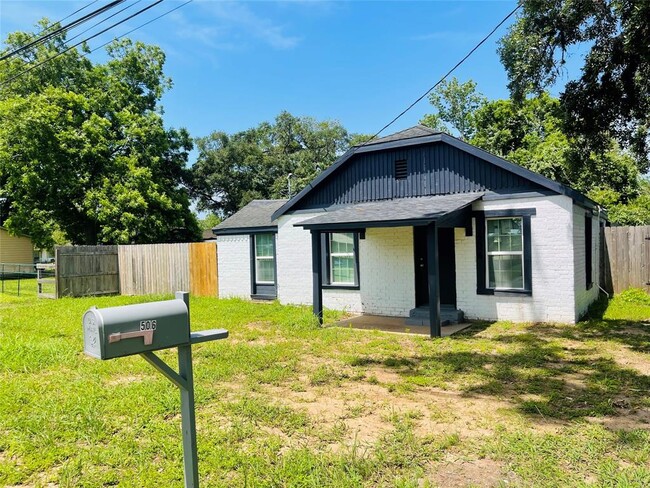 506 N Hackberry St in Sweeny, TX - Building Photo - Building Photo