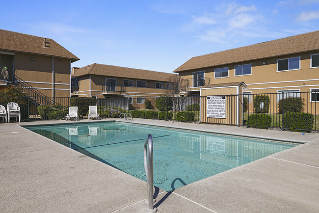 Richland Living in Ceres, CA - Foto de edificio - Building Photo