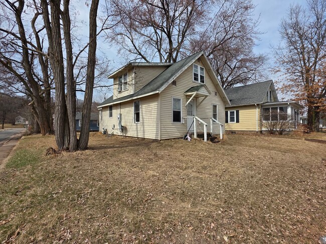 1704 9th St in Eau Claire, WI - Building Photo - Building Photo