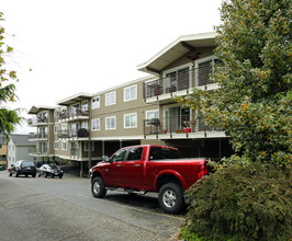 Mariner Apartments in Seattle, WA - Building Photo - Building Photo