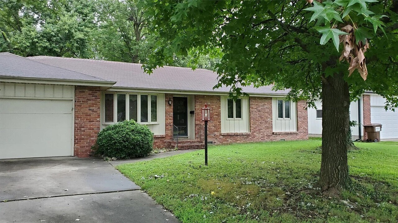 1217 E Sunset Ct in Springfield, MO - Building Photo