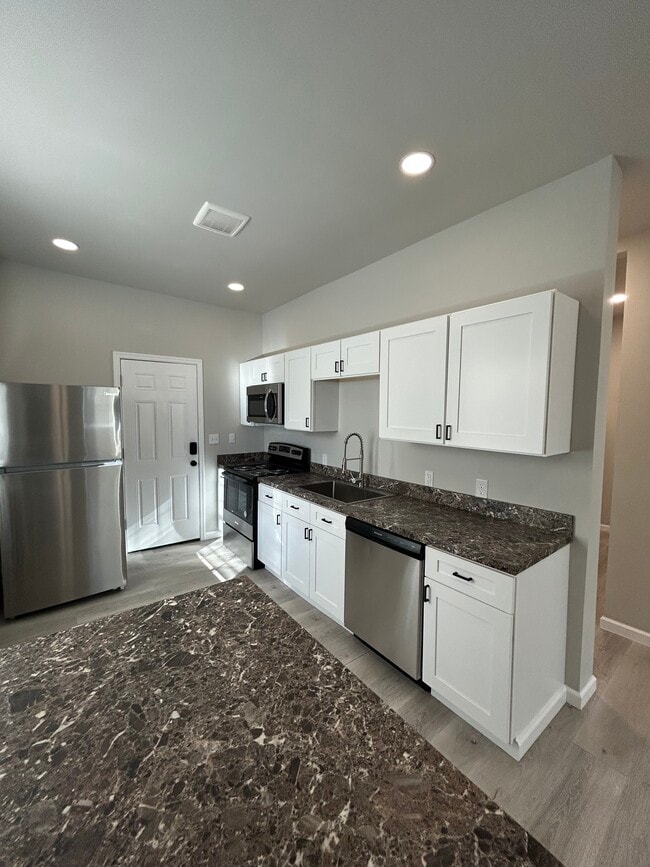 1 Caroline Ave, Unit Unit 2 in St. Clair, PA - Building Photo - Building Photo