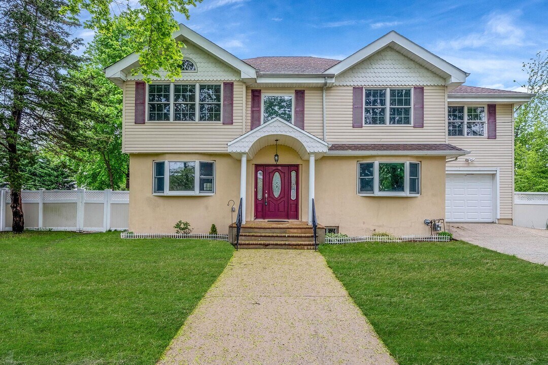 11 Frank St in Smithtown, NY - Building Photo