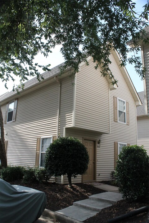 1032 Gas Light Ln in Virginia Beach, VA - Building Photo