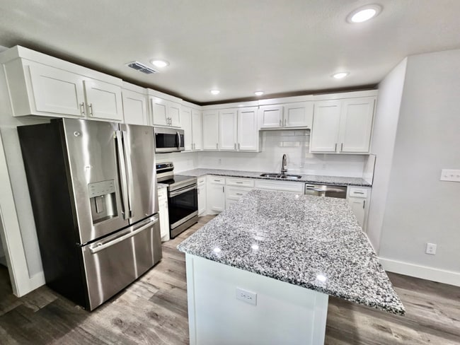 220 W Bond St in Denison, TX - Foto de edificio - Building Photo