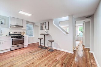 905 Duke St in Alexandria, VA - Building Photo - Building Photo