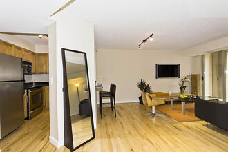 7500 Woodmont Ave, Unit APT 813 in Bethesda, MD - Foto de edificio - Building Photo