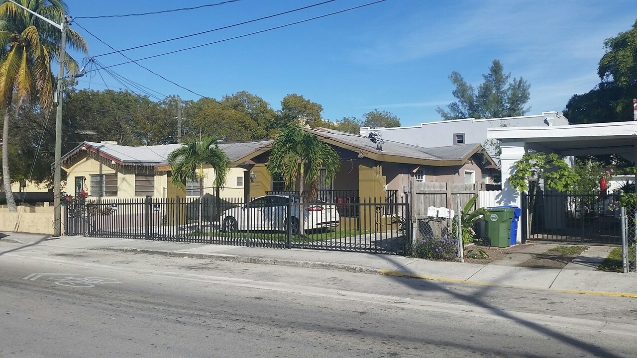 211 SW 10th Ave in Miami, FL - Building Photo