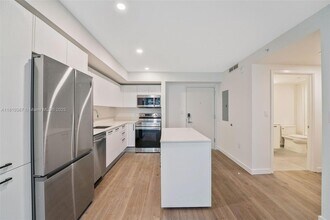 1500 Bay Rd, Unit N-0419 in Miami Beach, FL - Building Photo - Building Photo
